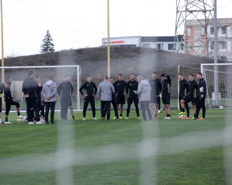 Ботев с двама юноши срещу Царско село, скъпи билети за феновете