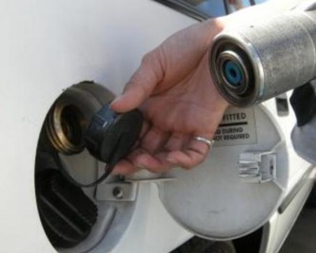 Депутати пробват да свалят данъка на колите на газ