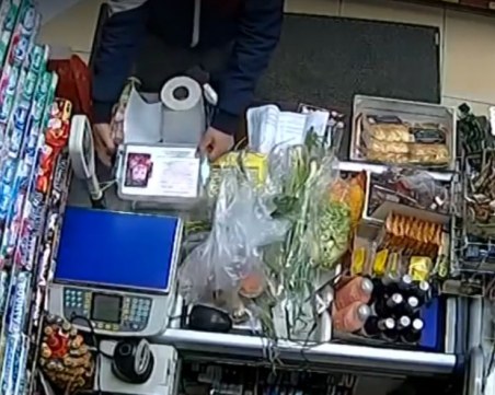 Нагли апаши отмъкнаха четири кутии за дарение от магазин във Варна