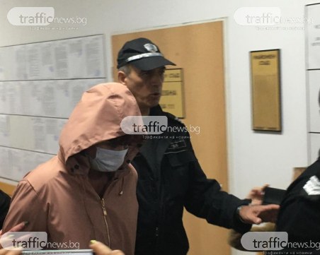 Психиатърът Инна Бончева дойде с маска в съда, не дава да я снимат