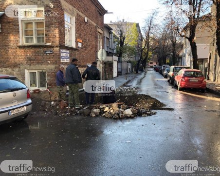 Строителна бригада разкопа центъра на Пловдив – без табели, без обозначения и без мисъл
