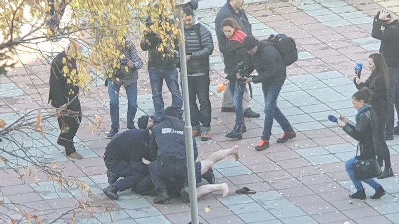 Бивш полицай вилнял в столичната Окръжна болница, предаде се бос и по гащи