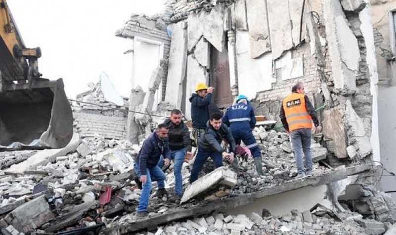 Жертвите след бедствието в Албания вече са 48, ранените - повече от 2000