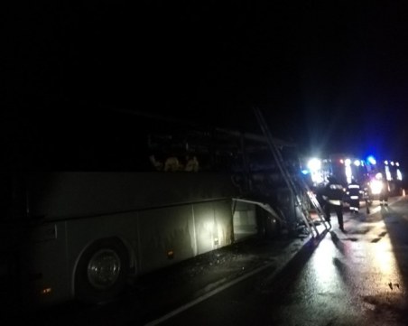 Автобус с 51 пътници се запали в движение край бургаско село