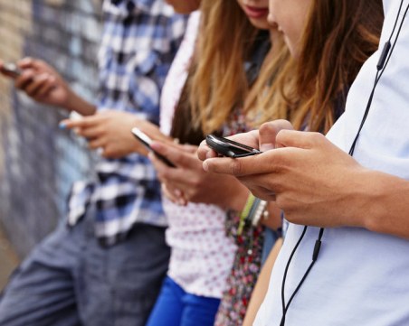 Четвърт от децата са пристрастени към смартфоните си