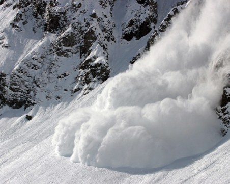 Лавина затрупа скиори в Италия
