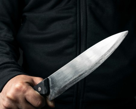 Психично болен тормози съседите си в Бургас, напада ги с нож