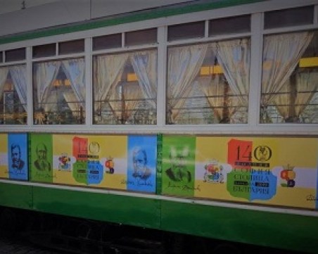 Ретро трамвай вози безплатно столичани, актьори раздават подаръци на децата