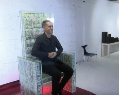 Трон, направен от 1 милион долара в брой, привлича туристи в Москва