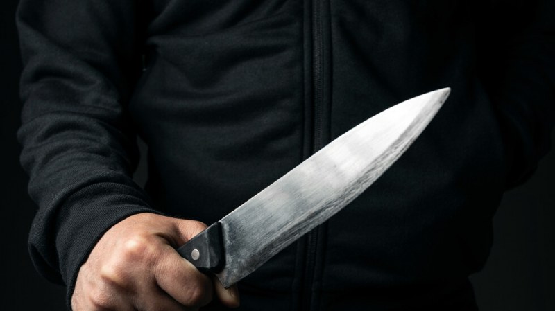 Психично болен тормози съседите си в Бургас, напада ги с нож