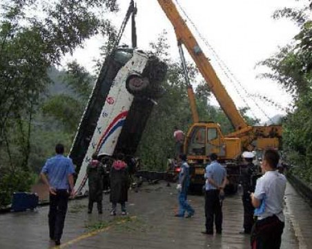 19 души загинаха при падане на автобус в Русия