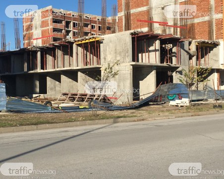 Буреносният вятър в Пловдив събори огради на строеж, строителни отпадъци са осеяли района