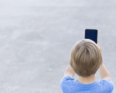 Едно на четири деца е пристрастено към смартфони и таблети