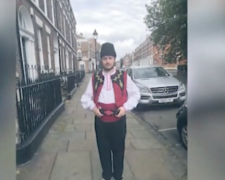 Кое е момчето, впечатлило Пол Макартни с българска носия?