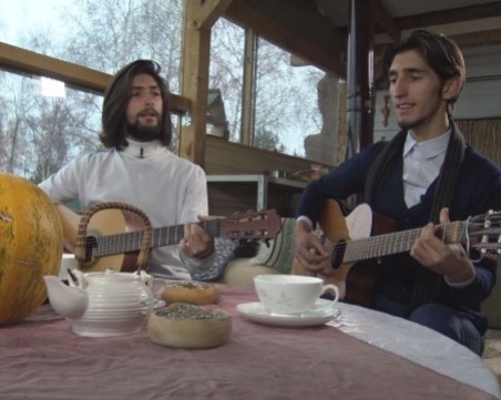 Вдъхновяващата история на двама братя музиканти от Родопите, които построиха сами дома си