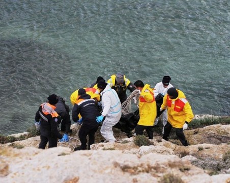 Жертвите от потъналата лодка с мигранти край Лампедуза са вече 18