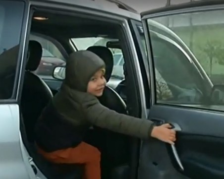 Апаши обраха майката на болно дете