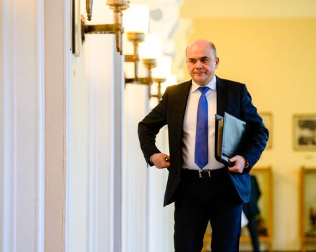 Майки на деца с увреждания бранят Бисер Петков