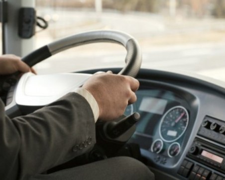 Мъж открадна автобус и помете три коли в Русе