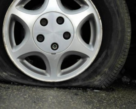 Посред бял ден в Пловдив:  Вандал спука гумите на две коли