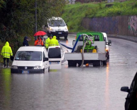 Продължава водното бедствие във Франция, бурята в САЩ с нови жертви