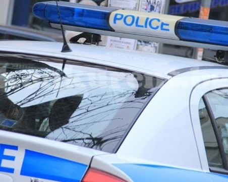 Софийски полицаи разнасят дрога с патрулка