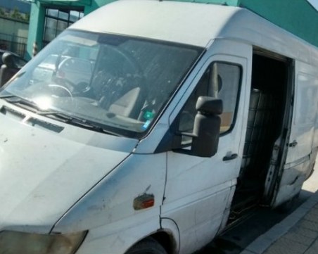 Тийнейджър претараши бус в Септември, задигна шоколад и алкохол