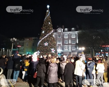 Величествената елха в Пловдив заблестя, кметът Здравко Димитров даде старт на коледните празници