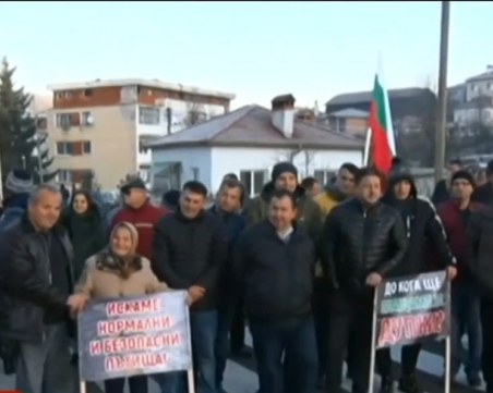 Жители на Ардино блокираха пътя за Кърджали, чакат ремонт от 30 години