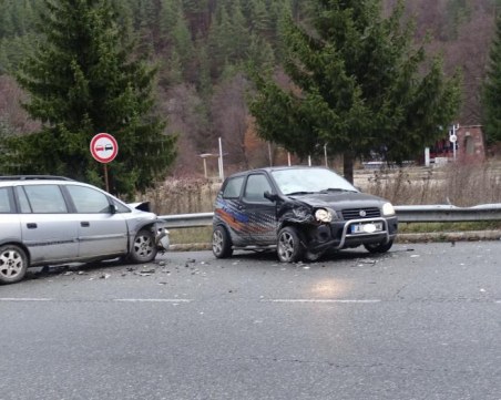 Два автомобила се удариха край Разлог