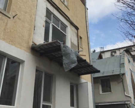 Градят опасна тераса на стара кооперация в центъра на София