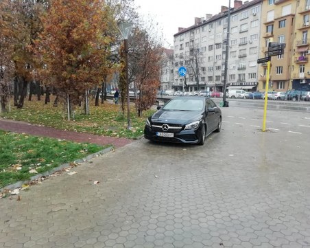 Наглост! Столичанин паркира 