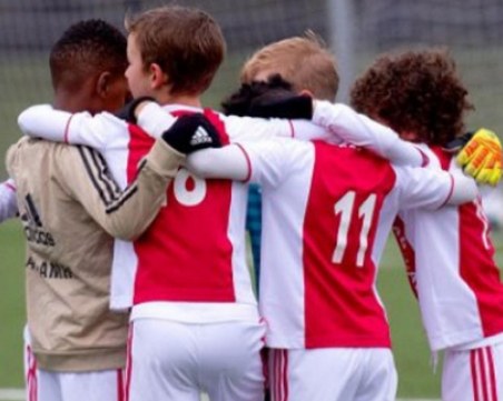 Невероятно! Детският отбор на Аякс вкара 50 гола в един мач!