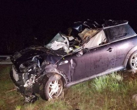 Руснак размаза Мини купъра си в билборд на пътя Бургас-Слънчев бряг