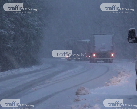 Силният сняг блокира над 20 камиони и бусове край Клисура