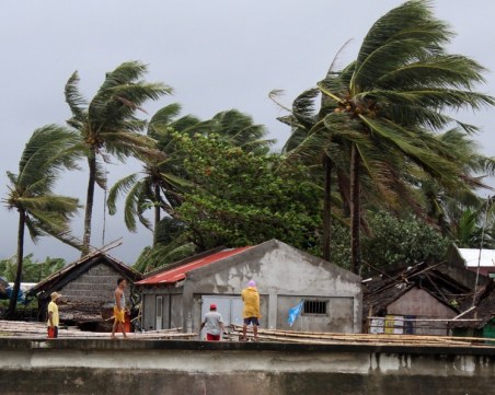 Тайфунът Камури удари Филипините, евакуираха 200 000 души