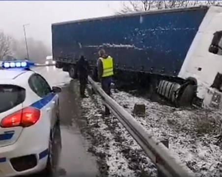 Тир катастрофира край Велико Търново заради снеговалеж