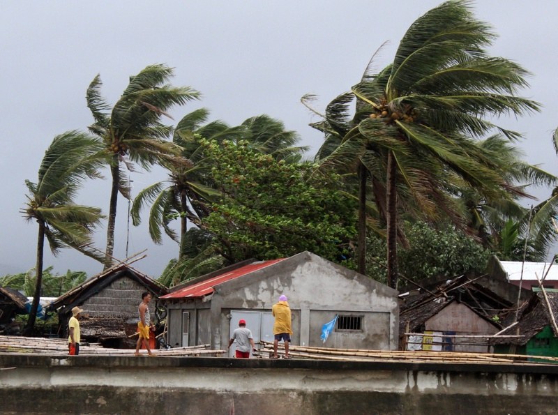 Тайфунът Камури удари Филипините, евакуираха 200 000 души