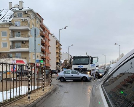 Камион премаза кола близо до метростанция в София