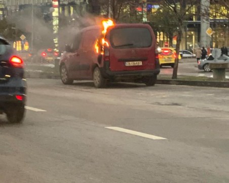 Кола се запали в движение на главен булевард в столицата