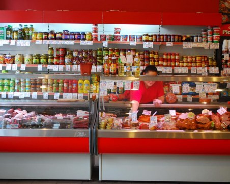 В навечерието на Никулден: Засилени проверки в хранителните магазини в цялата страна