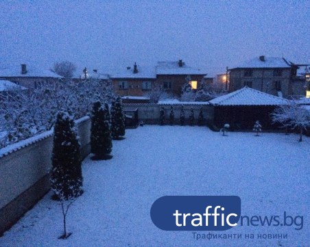 Заради снега забраняват движението на тирове в Смолянско, снежно утро и в Пловдив