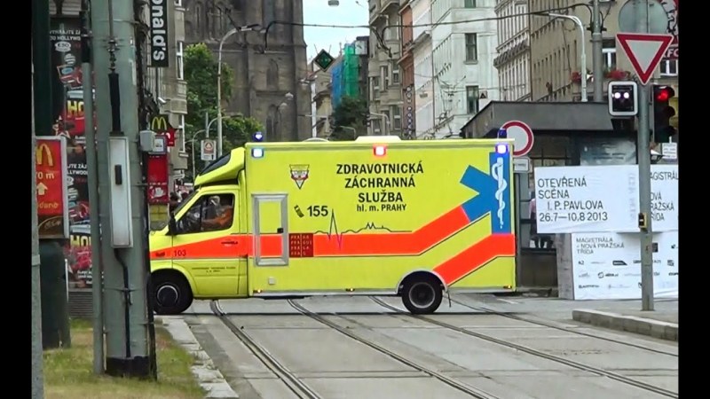 Два автобуса се блъснаха в Прага, 30 души са пострадали