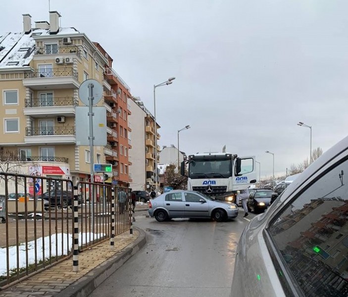 Камион премаза кола близо до метростанция в София