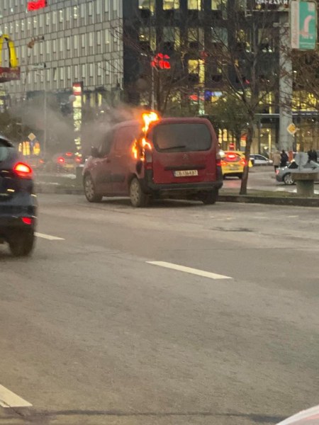 Кола се запали в движение на главен булевард в столицата