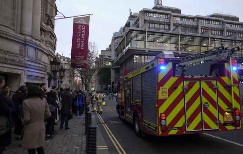 Пожар събуди гостите на хотел в Лондон, евакуират 160 души