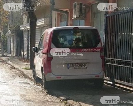 Репортерска кола окупира тротоар в Пловдив, затрудни жена с количка