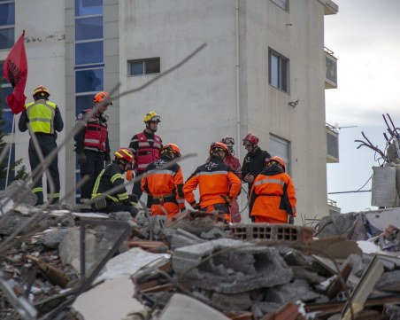 Български инженери оценяват сградите, пострадали от силния труса в Албания