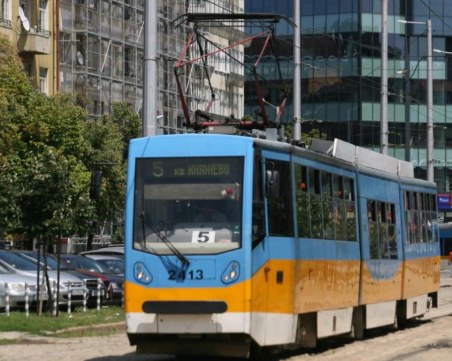 Баничарка се заби в трамвай №5 до Руски паметник в София