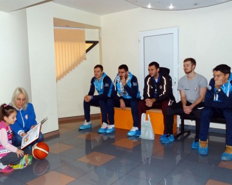 Баскетболистите на Академик Бултекс 99 зарадваха малките пациенти на пловдивска болница